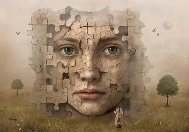 Großes Gesicht aus Puzzleteilen in einer Wiesenlandschaft mit Bäumen und einer kleinen Figur im Vordergrund.
